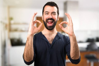 Evin içinde oturum Tamam yapma sakallı yakışıklı adam