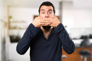 Evin içinde sakal yapma sürpriz hareketi ile yakışıklı adam