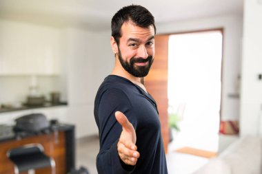 Sakal bir evin içinde anlaşma ile yakışıklı adam