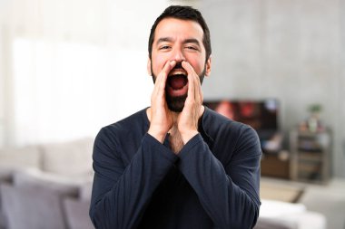 Evin içinde bağırarak sakallı yakışıklı adam