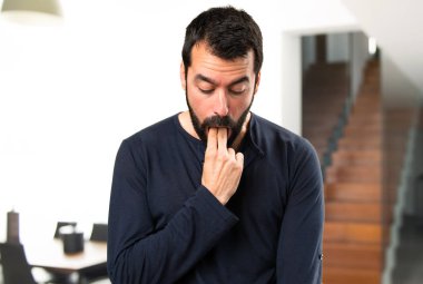 Evin içinde kusma jest yapma sakallı yakışıklı adam