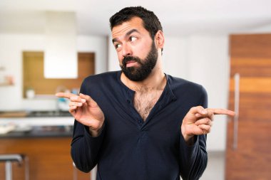 Şüpheleri laterallerin işaret sakallı yakışıklı adam