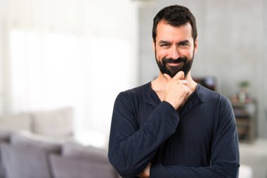 Evin içinde sakal düşünce ile yakışıklı adam