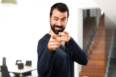 Evin içinde açık işaret eden sakallı yakışıklı adam