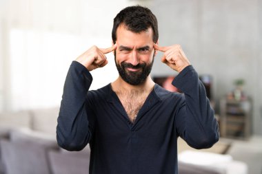 Evin içinde sakal düşünce ile yakışıklı adam