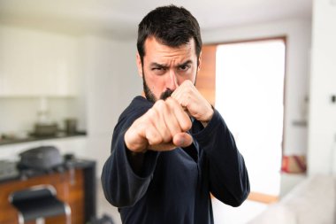 Evin içinde kavga sakallı yakışıklı adam