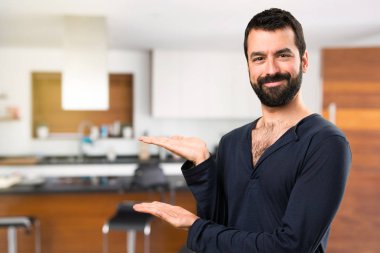 Bir şey evin içinde sunulması sakallı yakışıklı adam