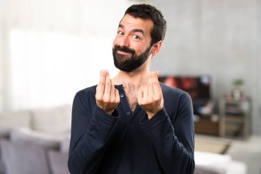 Evin içinde sakal yapma para hareketi ile yakışıklı adam