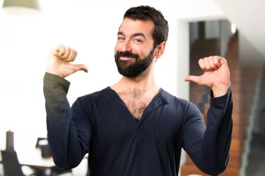 Evin içinde kendisiyle gurur sakallı yakışıklı adam