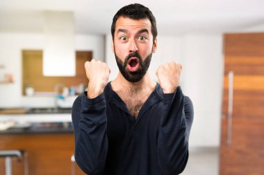 Evin içinde sakallı şanslı yakışıklı adam