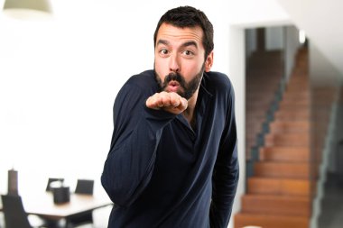 Evin içinde dans sakallı yakışıklı adam