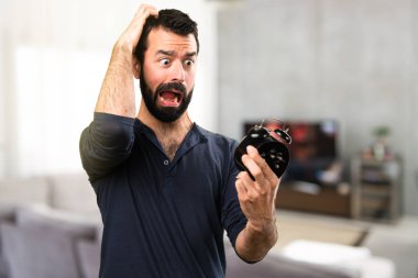 Vintage saat evin içinde tutarak sakallı yakışıklı adam