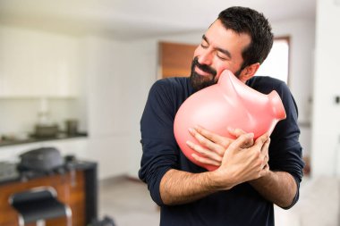 Evin içinde bir servet tutan sakallı yakışıklı adam