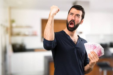 Evin içinde bir sürü para alarak sakallı yakışıklı adam