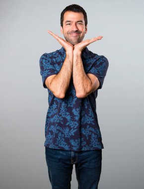 Gri arka plan üzerinde mutlu esmer adam