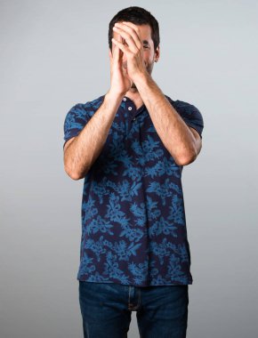 Esmer adam gri arka plan üzerinde alkış