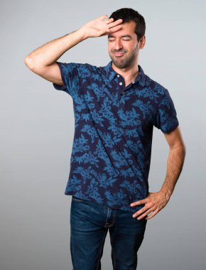 Esmer adam gri arka plan üzerinde ateşle