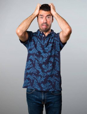 Gri arka plan üzerinde esmer adam sinirli