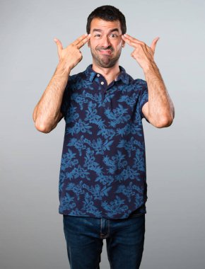 Esmer adam yapma intihar jest gri arka plan üzerinde