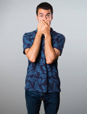 Esmer adam ağzını gri arka plan üzerine kaplama