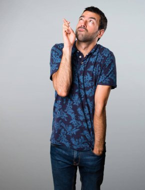 Esmer adam parmaklarıyla gri arka plan üzerinde geçiş