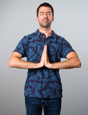 Esmer konumumdaki zen gri arka plan üzerinde