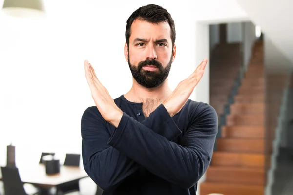 Hombre guapo con barba haciendo ningún gesto dentro de casa — Foto de Stock