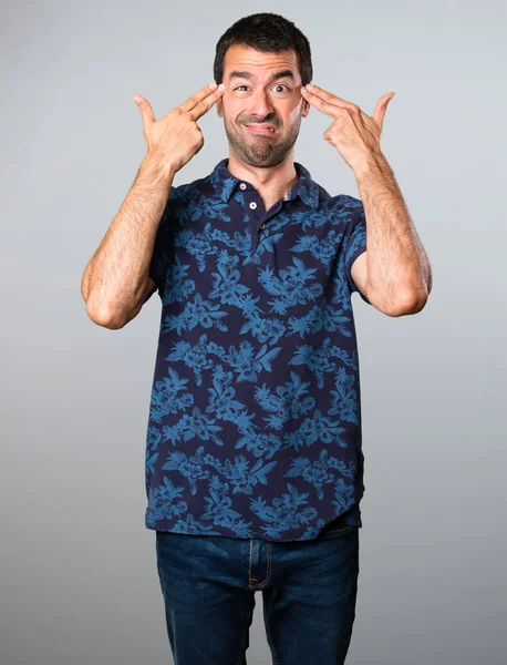 Esmer adam yapma intihar jest gri arka plan üzerinde