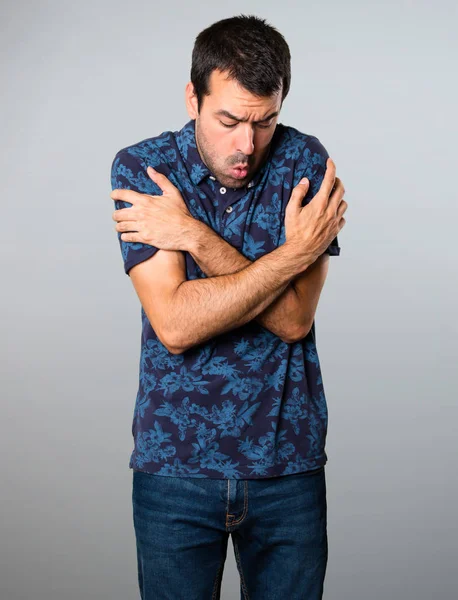 Esmer adam gri arka plan üzerinde dondurma