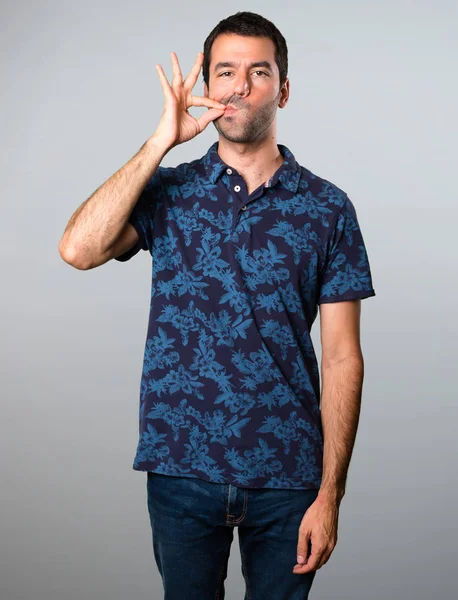 Esmer adam yapma sessizlik jest gri arka plan üzerinde