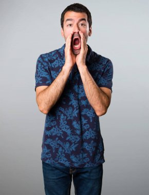 Esmer adam gri arka plan üzerine bağırarak