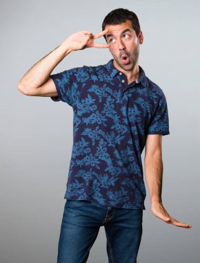 Esmer adam gri arka plan üzerinde dans