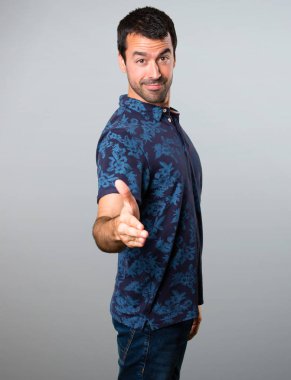 Esmer adam gri arka plan üzerinde anlaşma