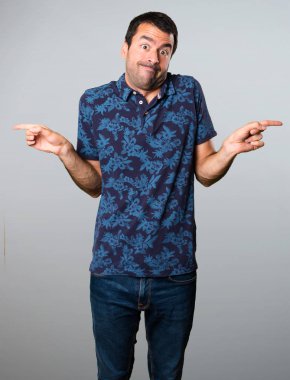 Esmer adam gri sırt üstü şüpheleri laterallerin işaret