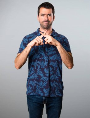 Esmer adam gri arka plan üzerinde hiçbir hareketi yapma