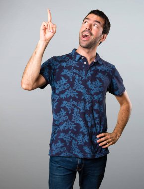 Esmer adam gri arka plan üzerinde yukarı dönük