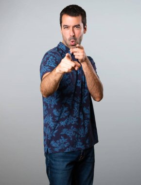 Esmer adam gri arka plan üzerine açık için işaret