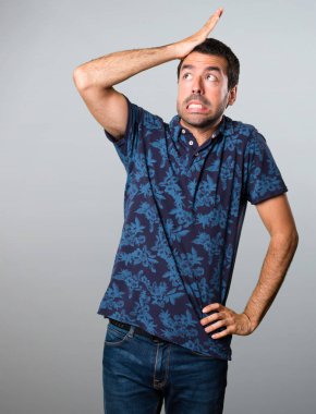 Esmer adam gri arka plan üzerine şüpheleri