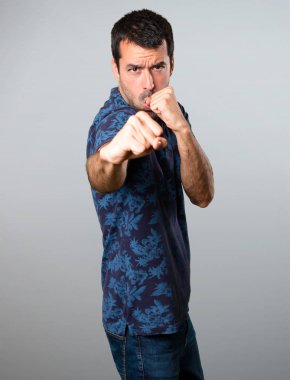 Esmer adam gri arka plan üzerinde mücadele