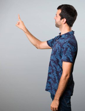 Esmer adam gri arka plan şeffaf ekranda dokunmadan