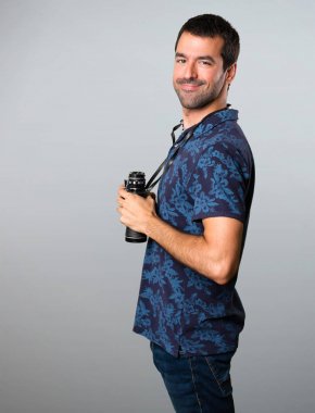 Esmer adam gri arka plan üzerinde dürbün ile