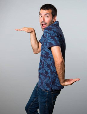 Esmer adam gri arka plan üzerinde dans