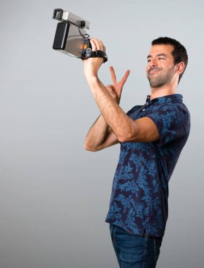 Esmer adam gri arka plan üzerinde filme