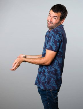 Esmer adam gri arka plan üzerinde kelepçe ile