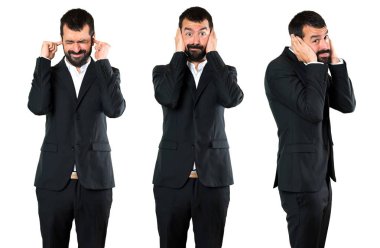 Yakışıklı işadamı kulakları kapsayan kümesi