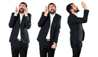 Geçiş parmaklarıyla yakışıklı işadamı kümesi