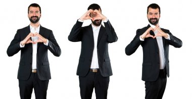 Yakışıklı işadamı elleri ile bir kalp yapma kümesi