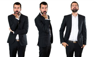 Yakışıklı işadamı bir öpücük göndererek seti