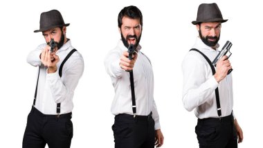 Hipster adam tabancayla ateş