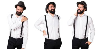 Sırt ağrısı ile sakallı hippi adam omuz ağrısı ve boyun ağrısı